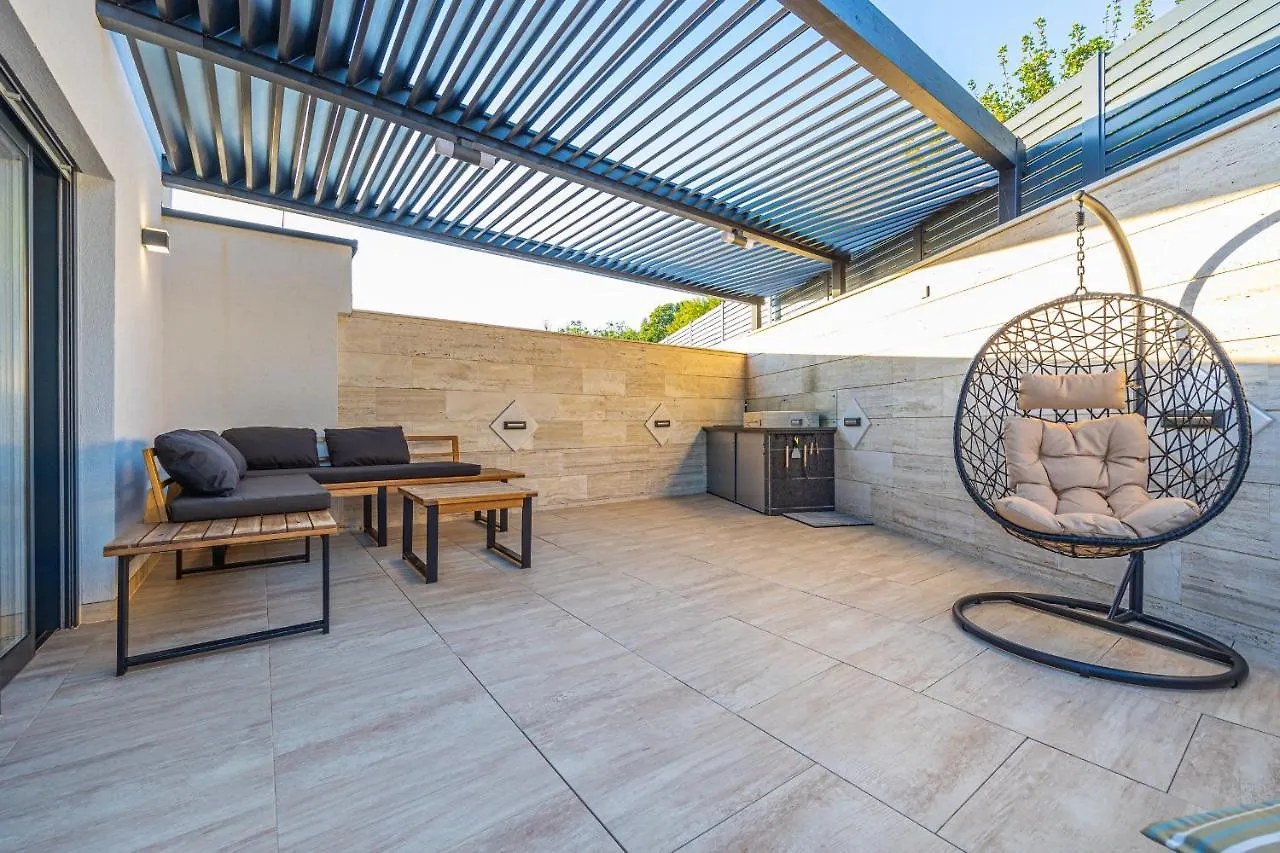 Villa Marassi With Heated Pool, Hot Tub And Sauna Crikvenica